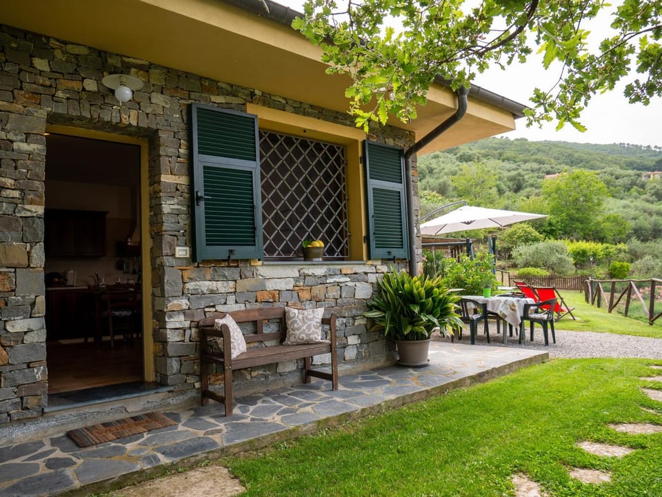 Property building, Patio, Spring, Day, Natural landscape, Garden, Dining area, Garden view, Mountain view