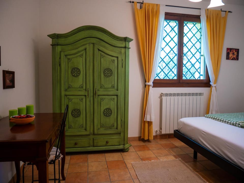 Bed, Photo of the whole room, Bedroom, internet, wardrobe