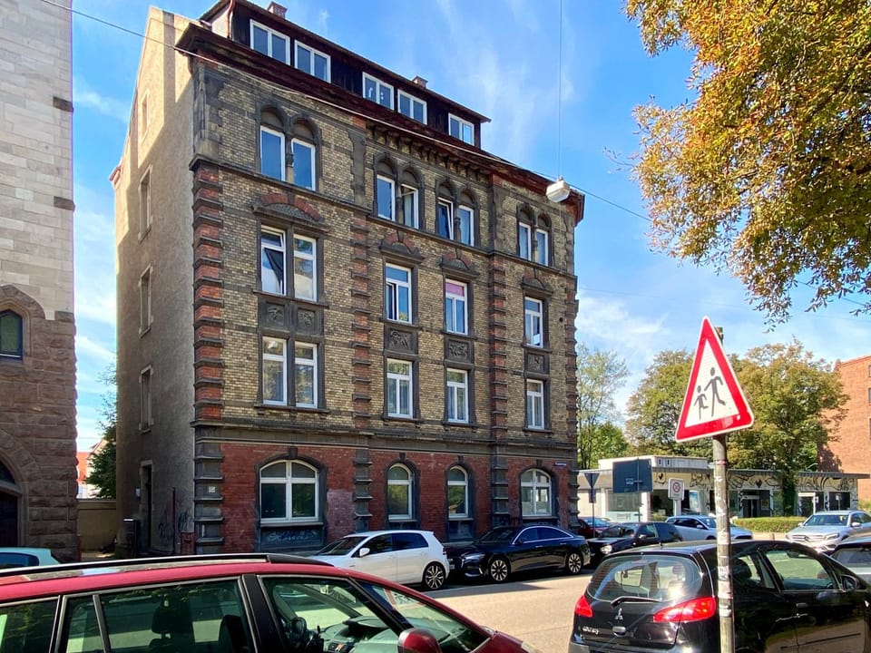 Property building, Day, Neighbourhood, Street view, Location, Parking