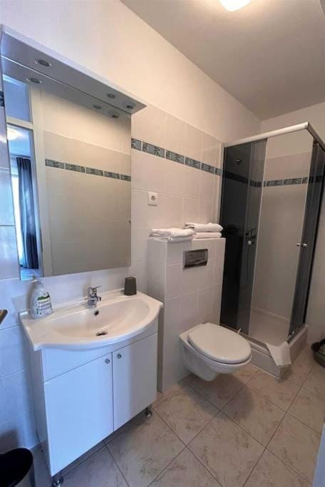 Shower, Toilet