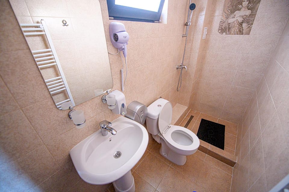 Shower, Toilet, Bathroom, towels
