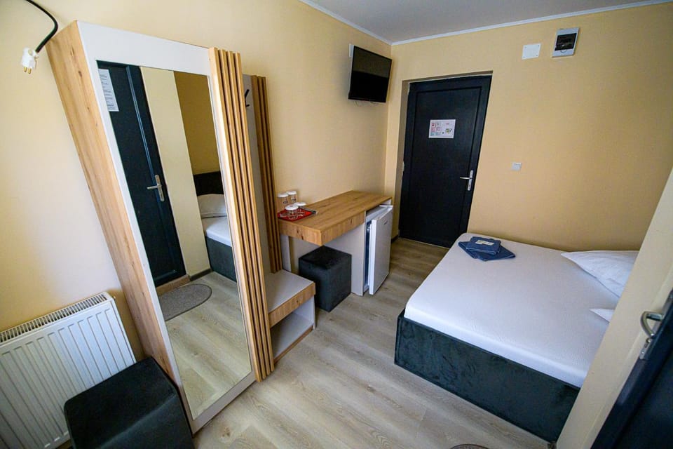 Bed, TV and multimedia, Photo of the whole room, Bedroom, wardrobe