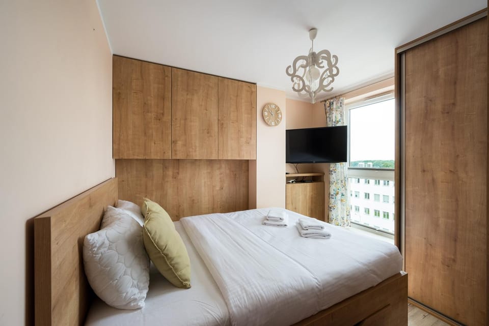 Bed, TV and multimedia, Photo of the whole room, Bedroom, towels