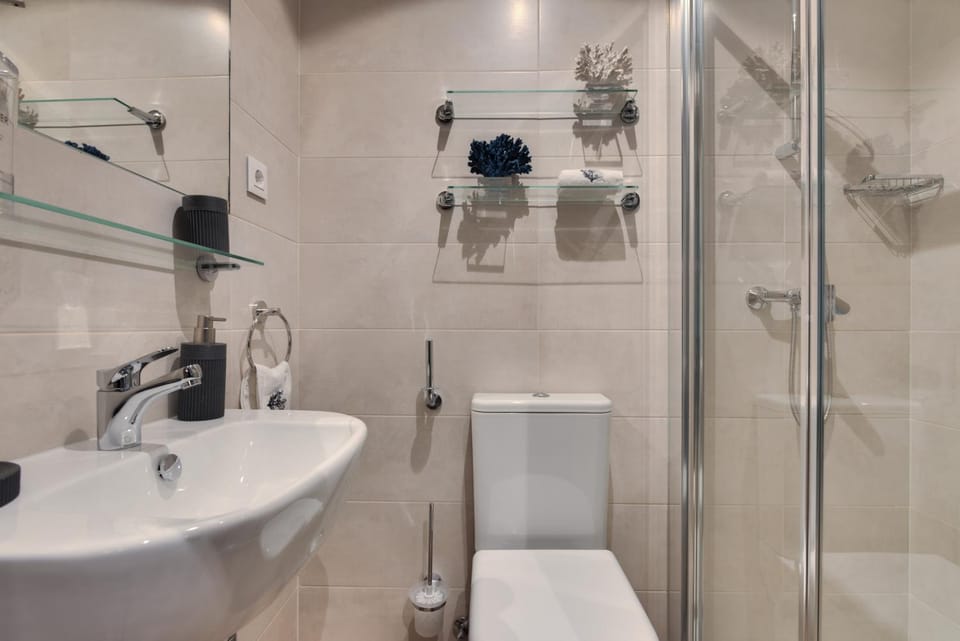 Shower, Bathroom, Decorative detail