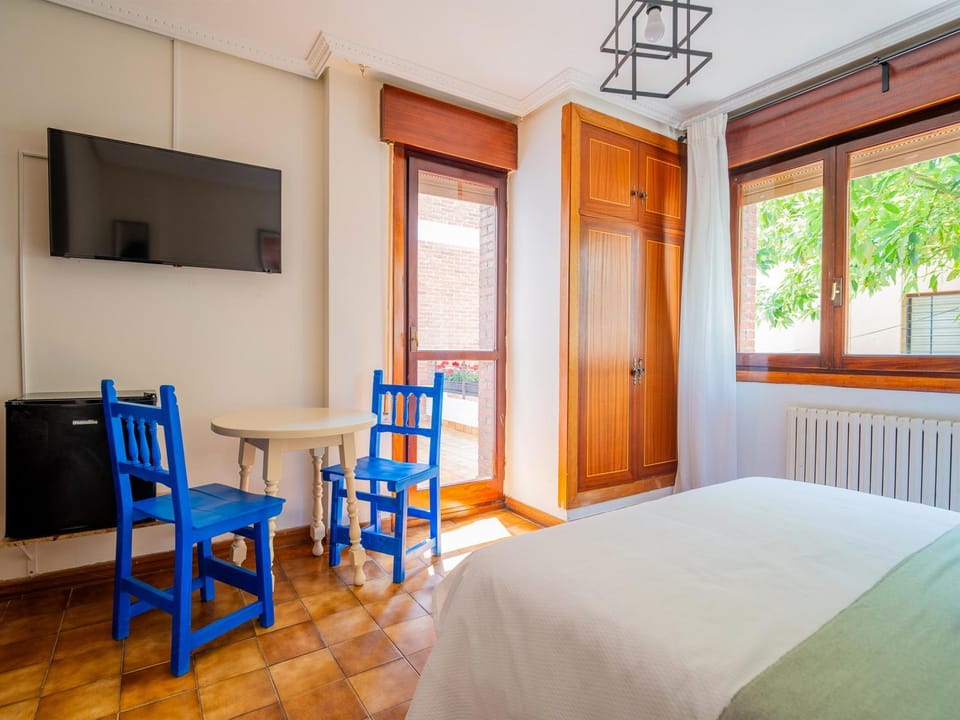 Bed, TV and multimedia, Photo of the whole room, Bedroom