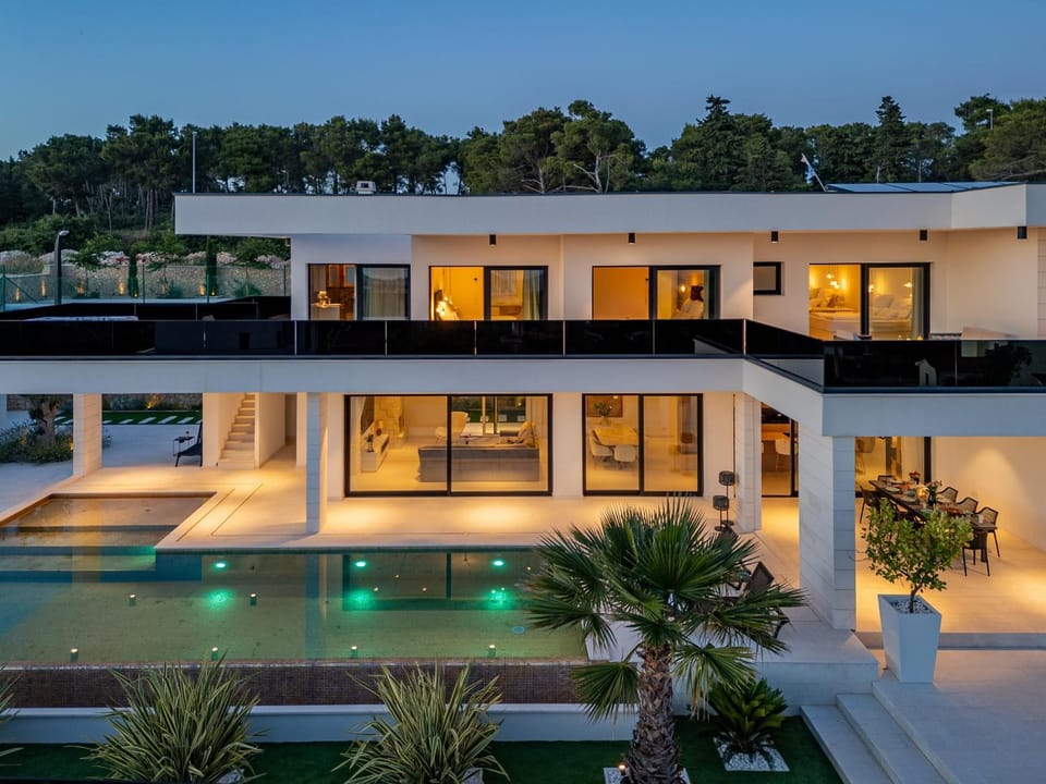 Property building, Facade/entrance, Off site