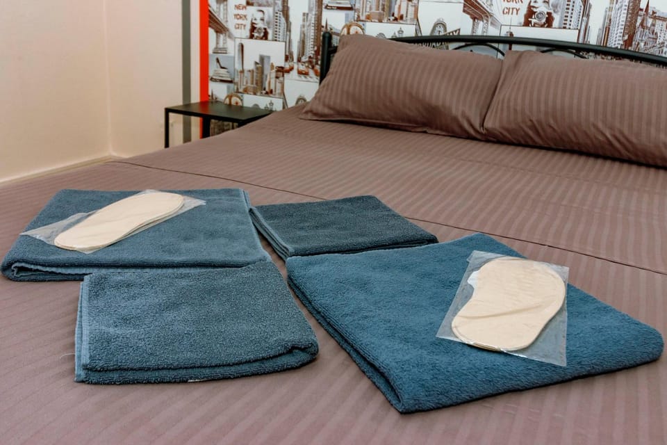 Bed, towels