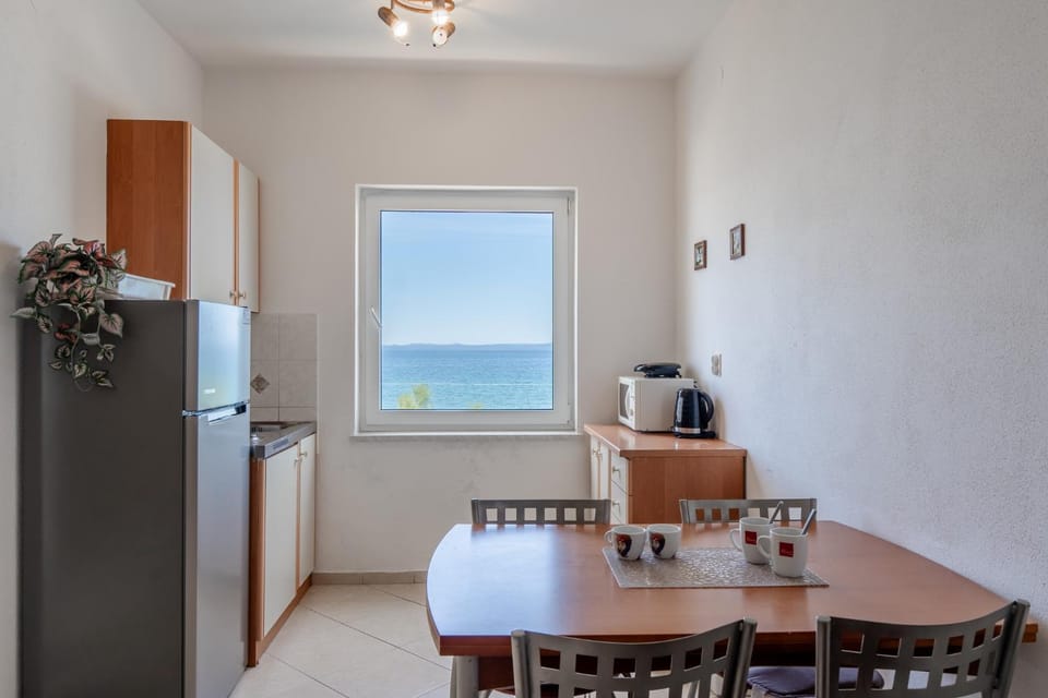Coffee/tea facilities, Kitchen or kitchenette, Dining area, Sea view