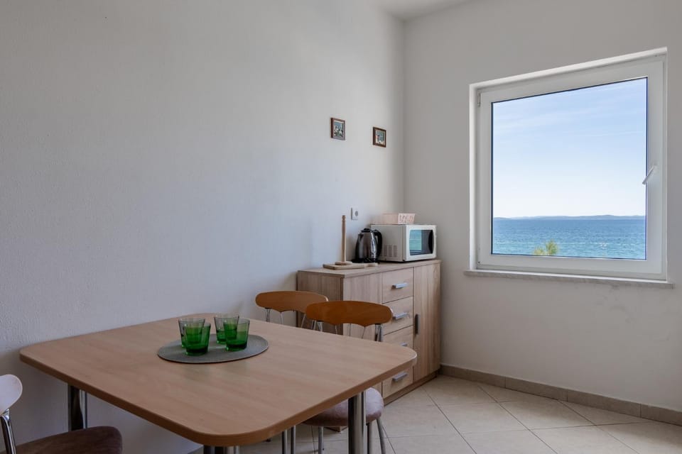 Coffee/tea facilities, Kitchen or kitchenette, Dining area, Sea view