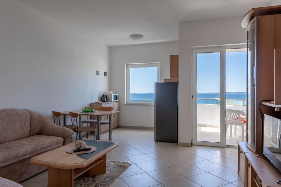 Kitchen or kitchenette, Living room, Seating area, Dining area, Sea view