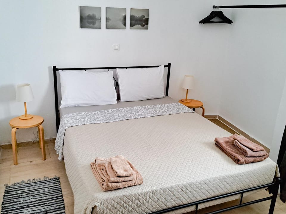 Bed, Bedroom, towels