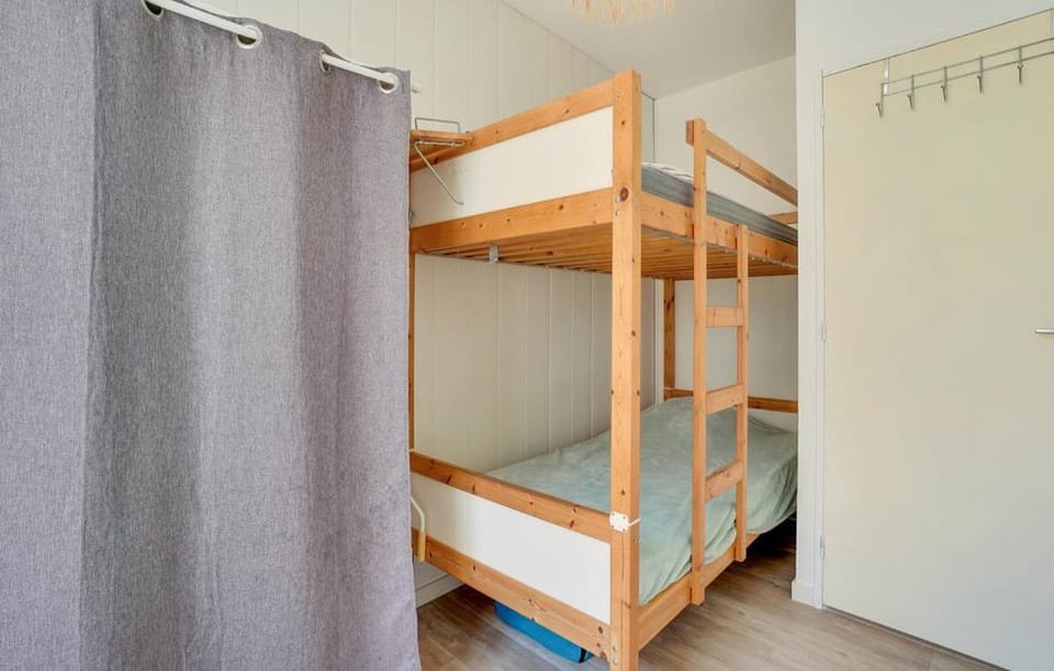 Bedroom, bunk bed