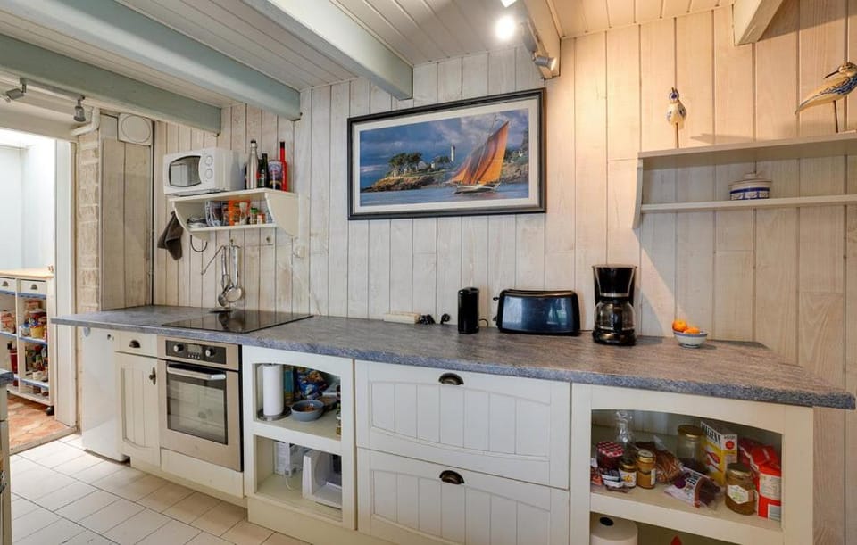 Coffee/tea facilities, Kitchen or kitchenette, oven, pet friendly, stove, toaster