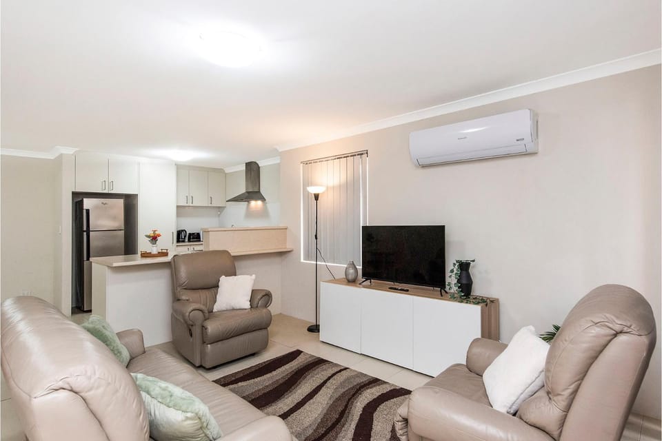 Communal lounge/ TV room, TV and multimedia, Living room, Seating area, air conditioner