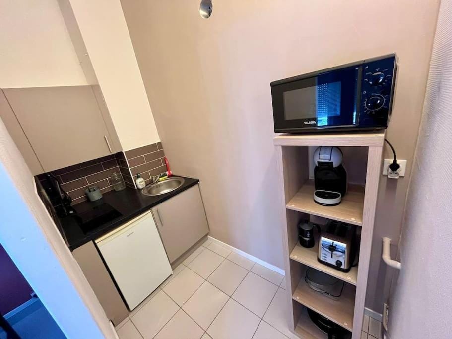 Kitchen or kitchenette, microwave, oven