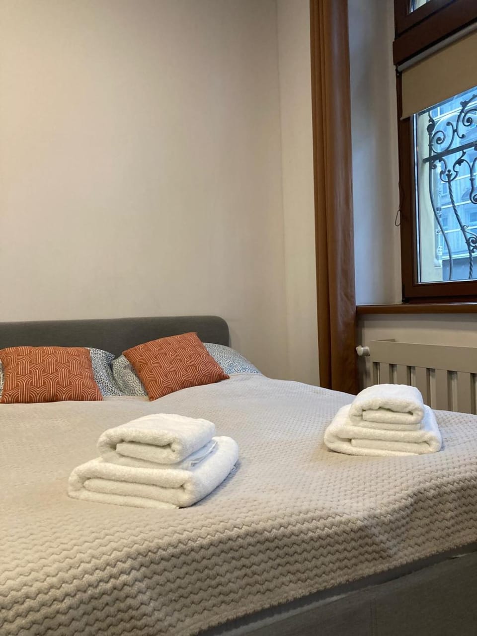 Bed, Living room, Photo of the whole room, towels