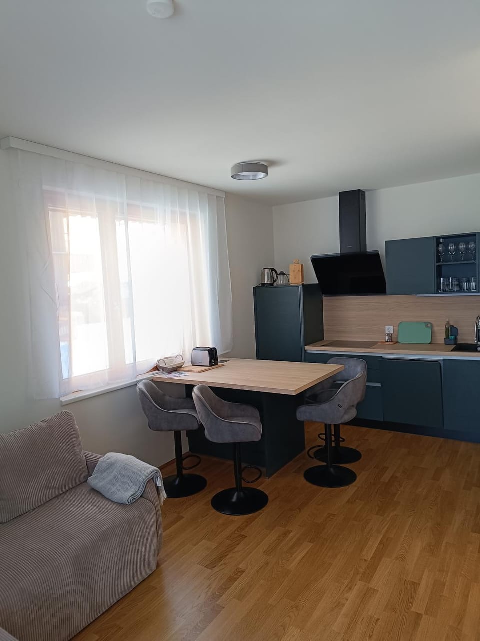Kitchen or kitchenette, Seating area, Dining area