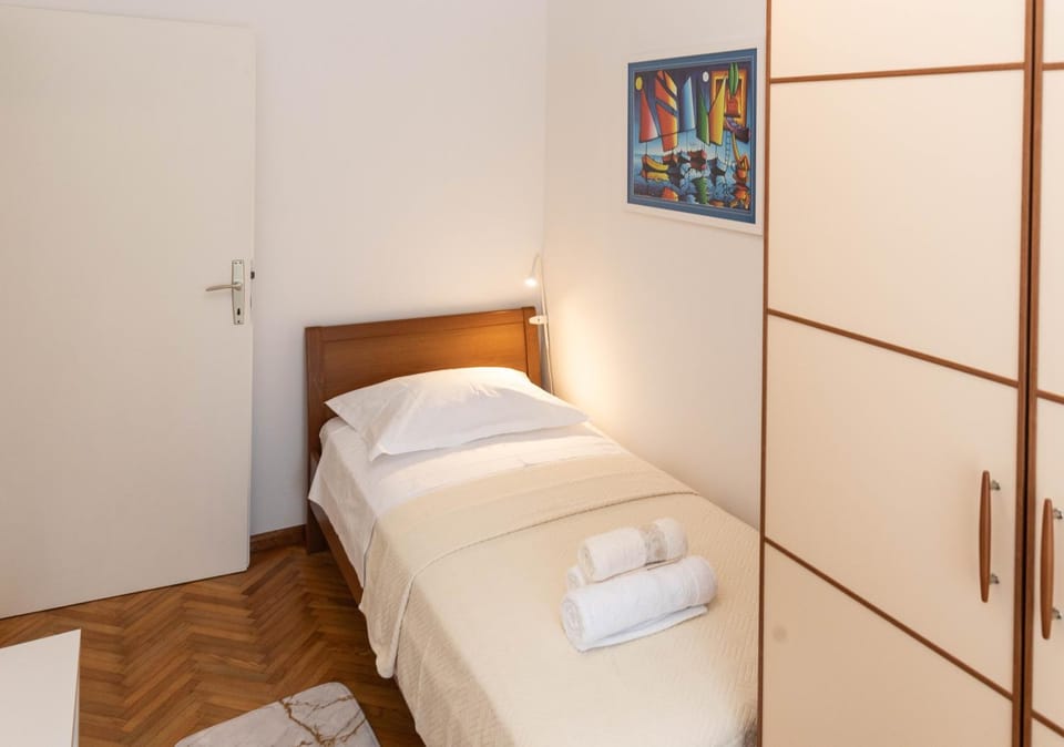 Bed, Bedroom, towels, wardrobe