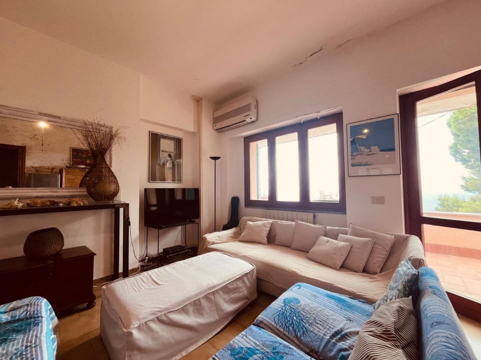 TV and multimedia, Living room, Seating area, air conditioner