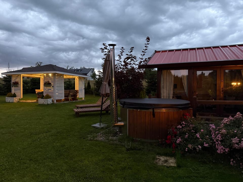 Property building, Summer, BBQ facilities, Hot Tub, Evening entertainment, Garden view, sunbed