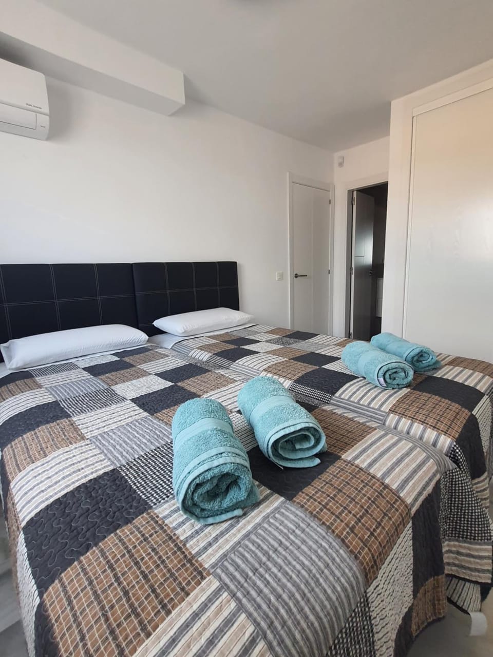 Bed, Photo of the whole room, Bedroom, air conditioner