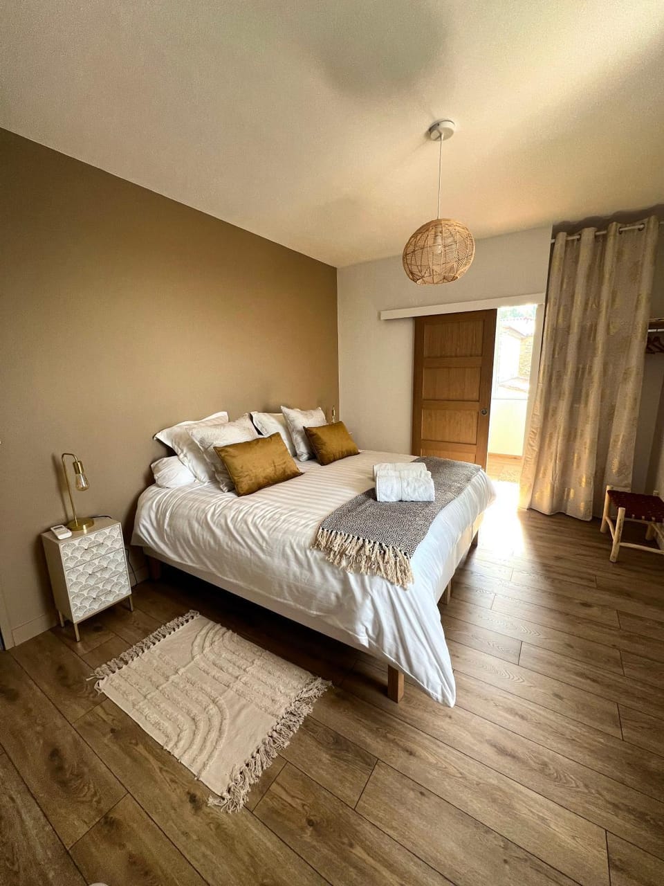 Bed, Photo of the whole room, Bedroom, towels