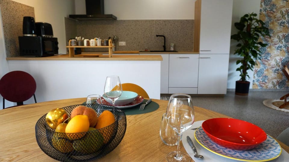 Coffee/tea facilities, Kitchen or kitchenette, Dining area