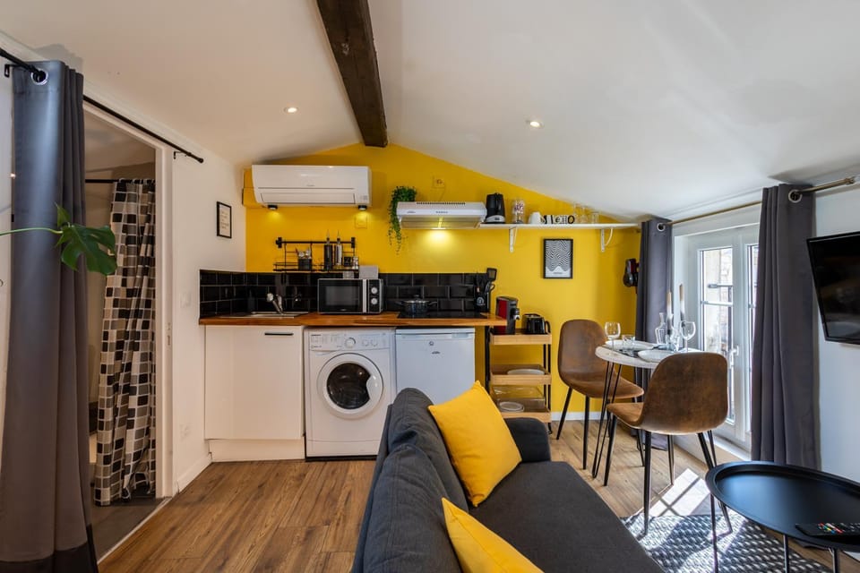 Coffee/tea facilities, Living room, Dining area, stove, toaster, washing machine
