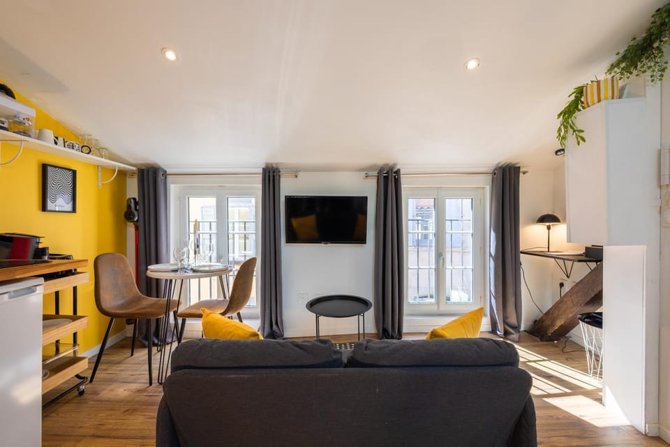 TV and multimedia, Living room, Seating area, Dining area
