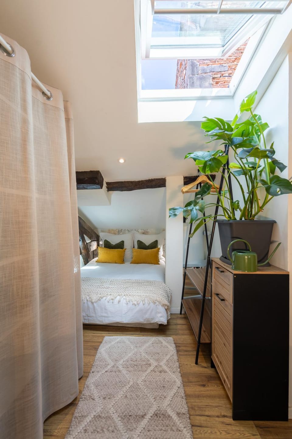 Bed, Photo of the whole room