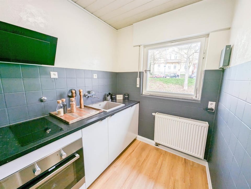 Coffee/tea facilities, Kitchen or kitchenette, stove