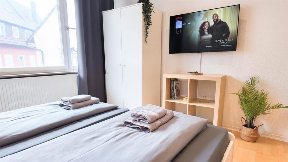 Bed, TV and multimedia, Photo of the whole room, Evening entertainment, Bedroom, towels