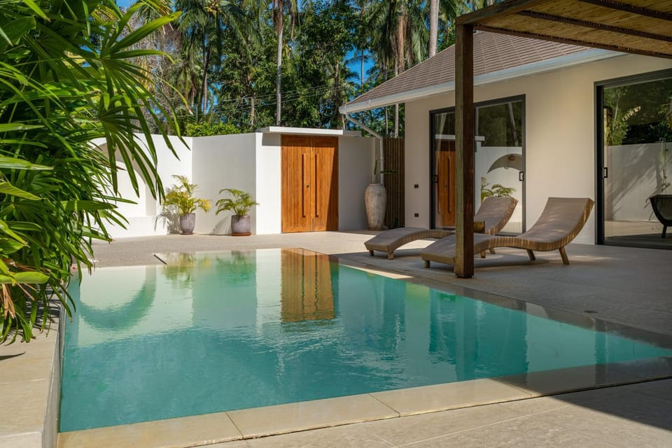 Pool view, Swimming pool, sunbed
