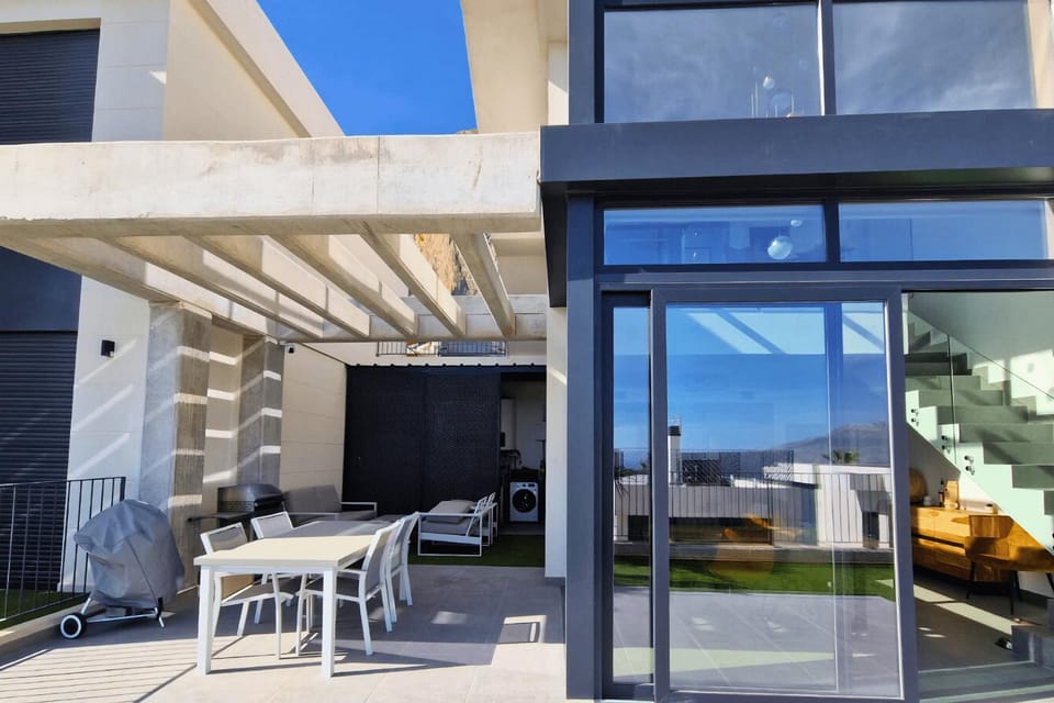 Property building, Patio, Balcony/Terrace
