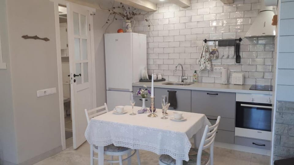 Kitchen or kitchenette, Dining area, oven, pet friendly, stove