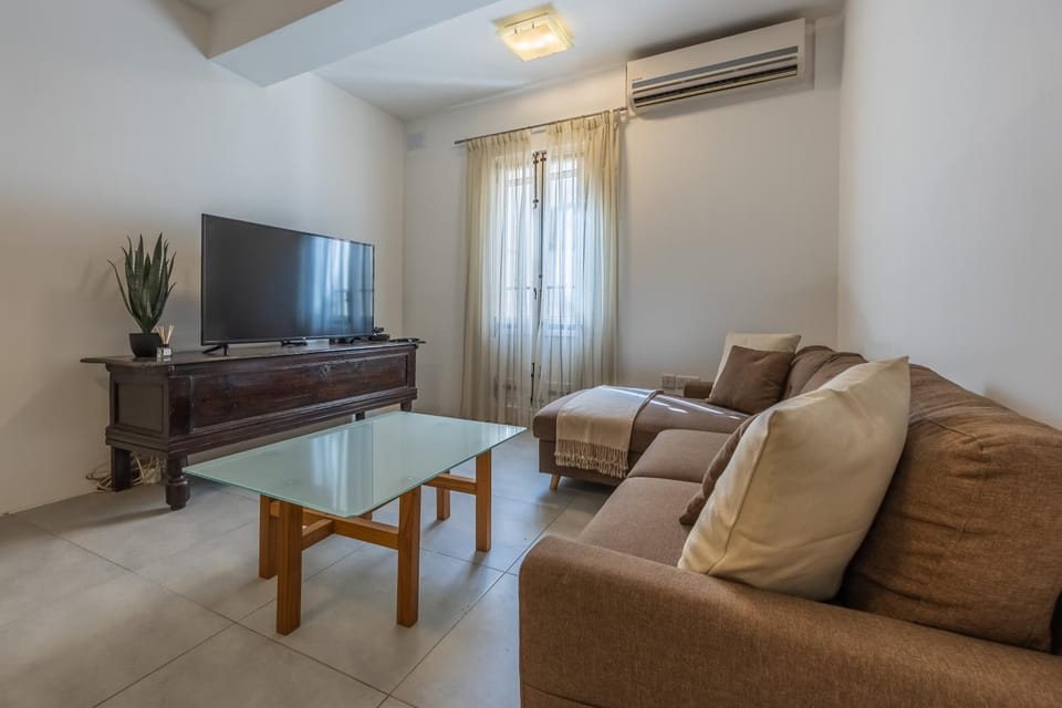 Communal lounge/ TV room, TV and multimedia, Living room, air conditioner