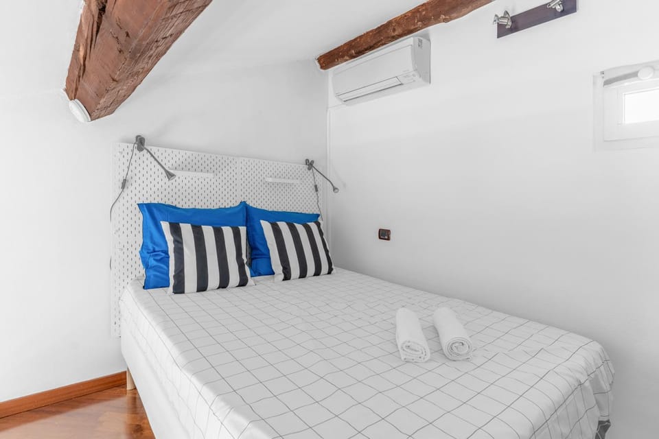 Bed, Photo of the whole room, Bedroom, towels, air conditioner