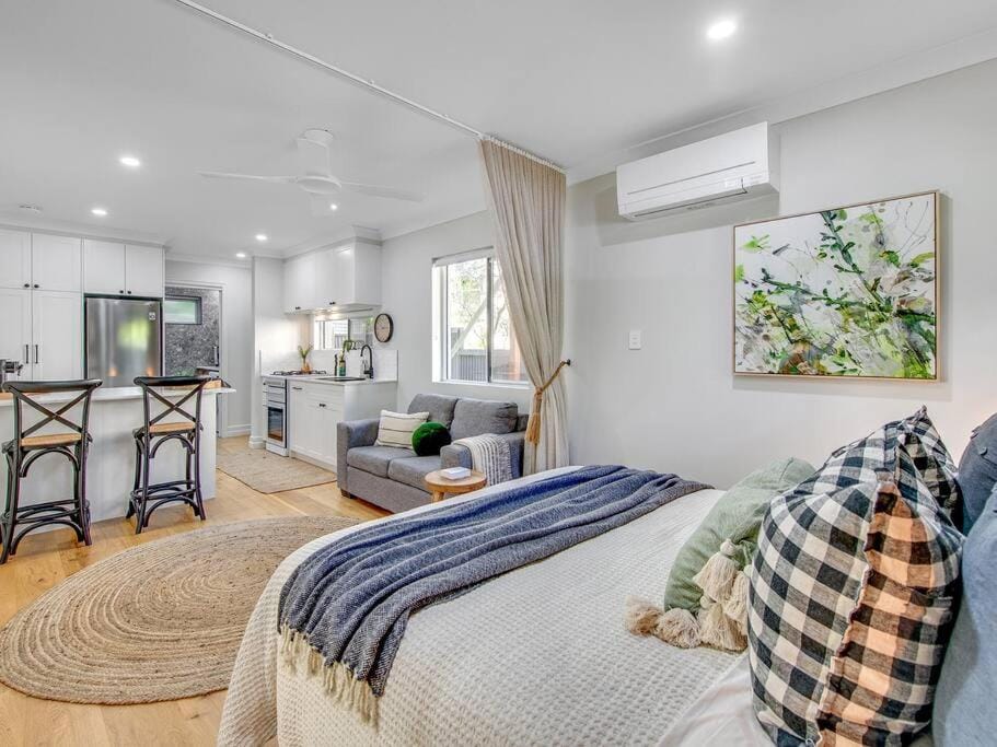Comfort Cove - quiet luxury with full kitchen Apartment in Toowong
