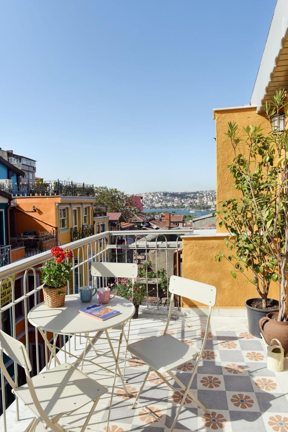 Property building, View (from property/room), Balcony/Terrace, Dining area, City view, River view, Sea view