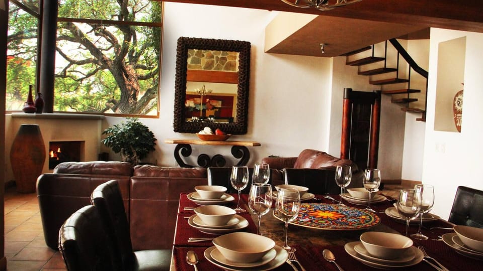 Restaurant/places to eat, Living room, Seating area, Dining area