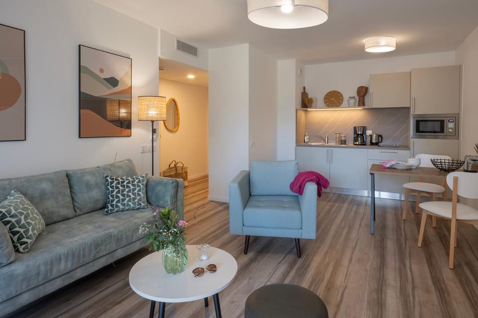 Kitchen or kitchenette, Living room