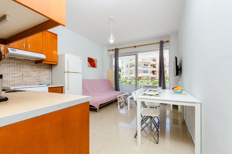 TV and multimedia, Kitchen or kitchenette, Living room, Seating area, Dining area, oven, stove