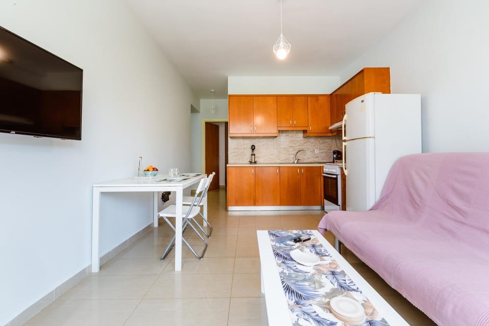 TV and multimedia, Kitchen or kitchenette, Living room, Seating area, Dining area, oven, stove