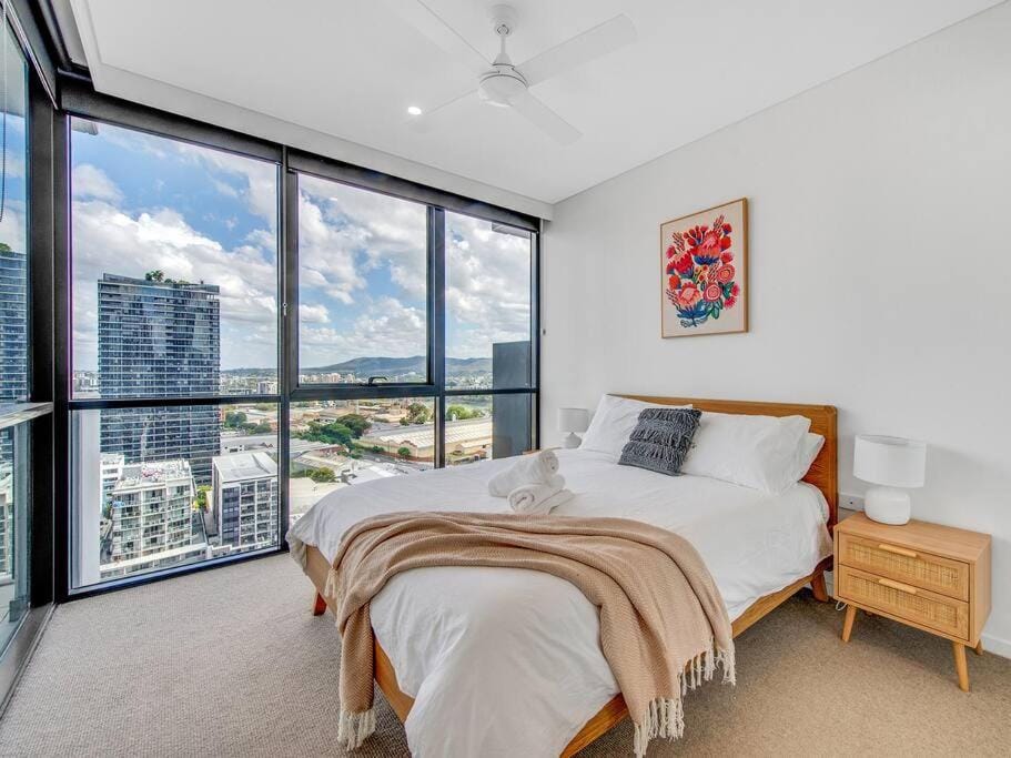 Modern Mountain View Apartment - South Brisbane Apartment in Brisbane City