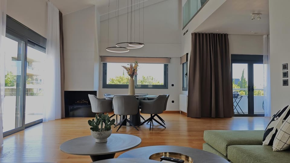 Dining area, fireplace