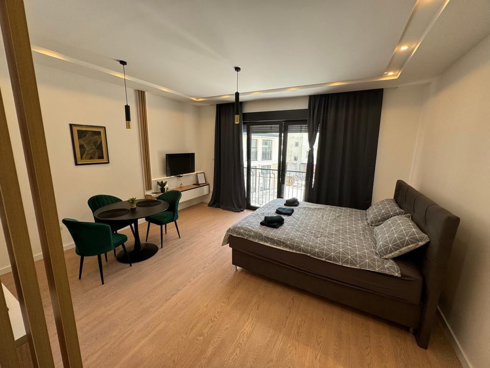 Bed, TV and multimedia, Living room, Photo of the whole room, Seating area, Bedroom