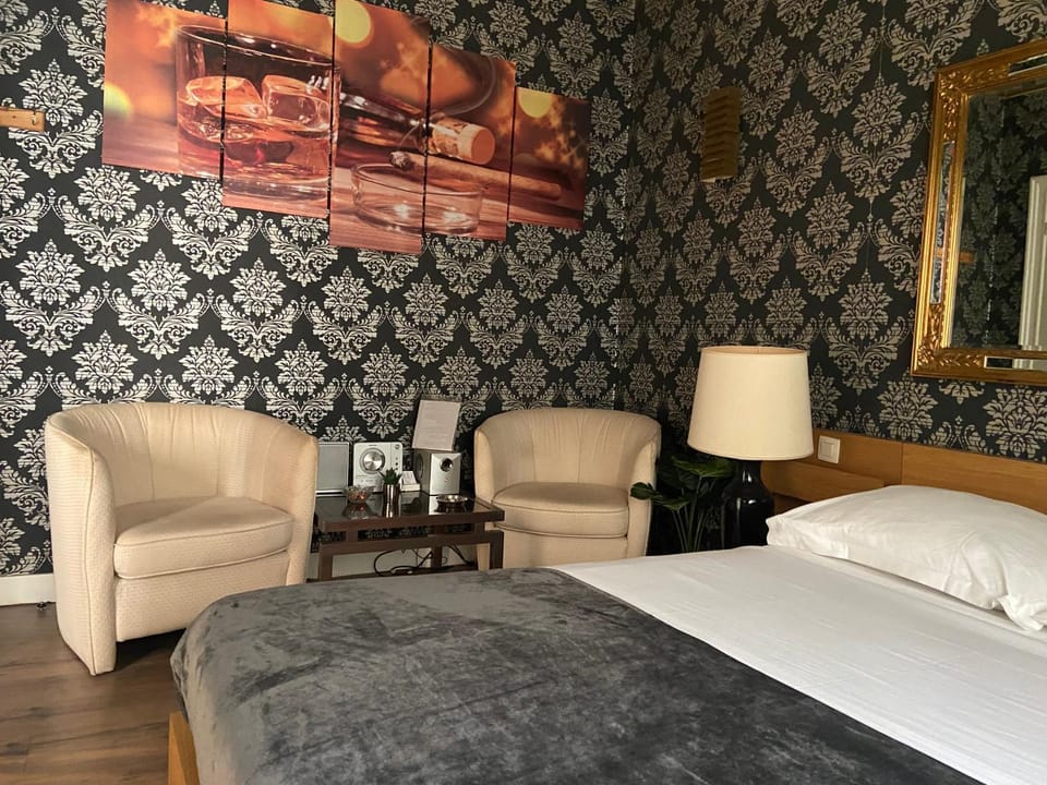 Chambre année 70 Love hotel in Brussels