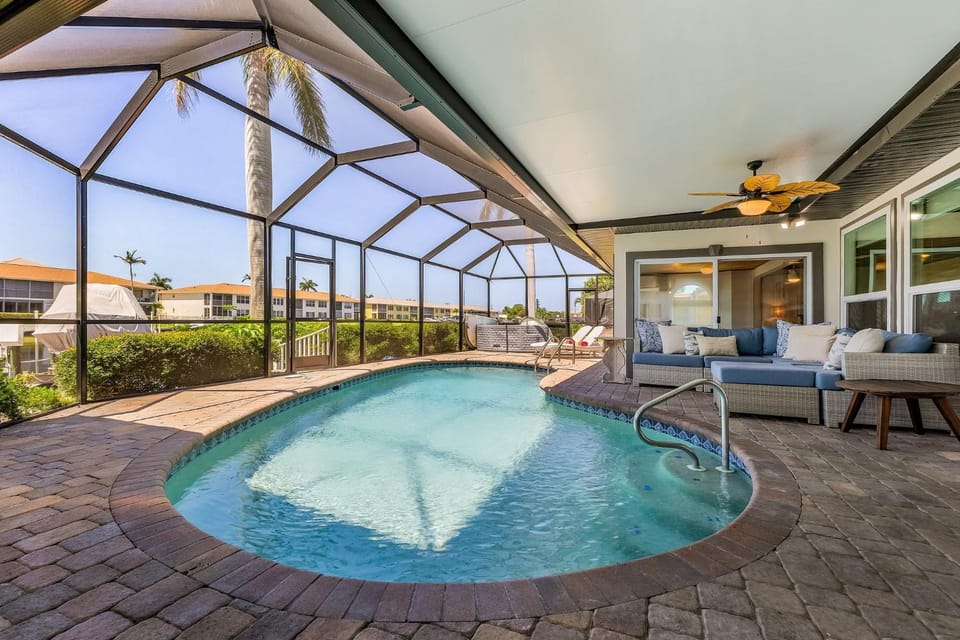 Paradise Found! Direct Gulf Access, Kayaks, Heated Pool, Hot Tub - Sky Palms Villa - Roelens House in Cape Coral