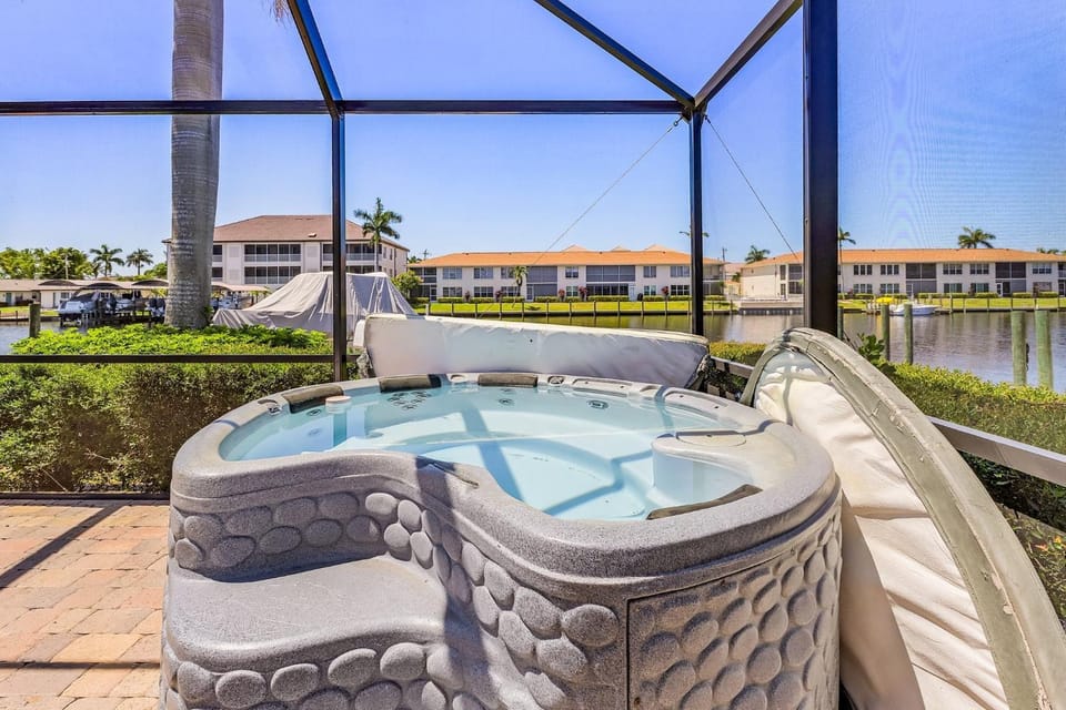 Paradise Found! Direct Gulf Access, Kayaks, Heated Pool, Hot Tub - Sky Palms Villa - Roelens House in Cape Coral