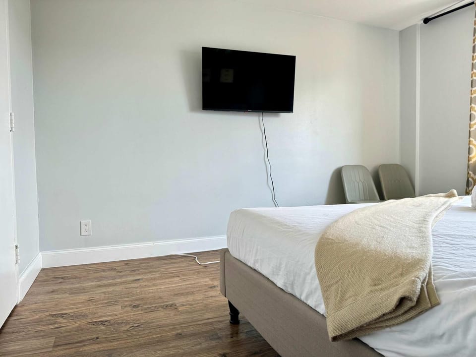 Bed, TV and multimedia, Bedroom